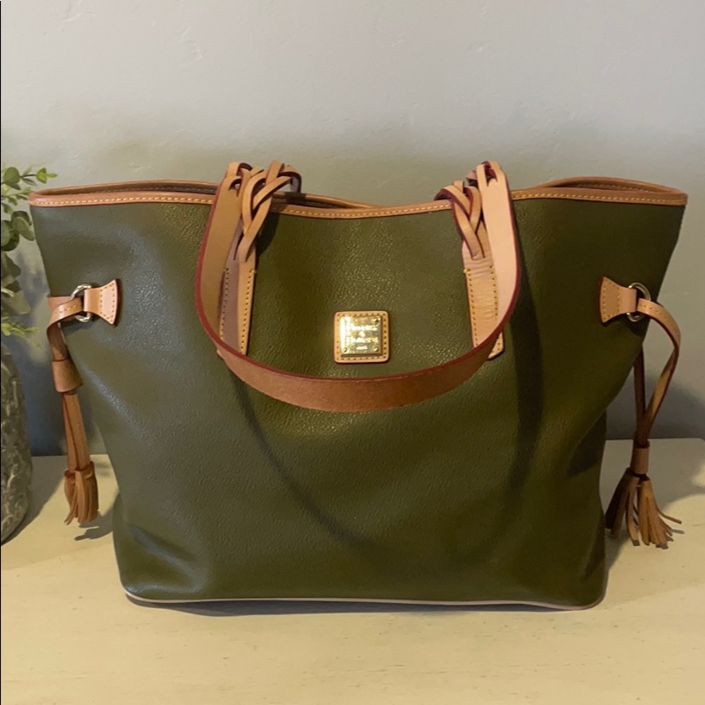 Olive Green Dooney and Bourke Tote ❤️